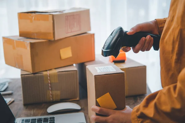 Caja Cartón Escaneo Del Personal Entrega Con Escáner Código Barras — Foto de Stock