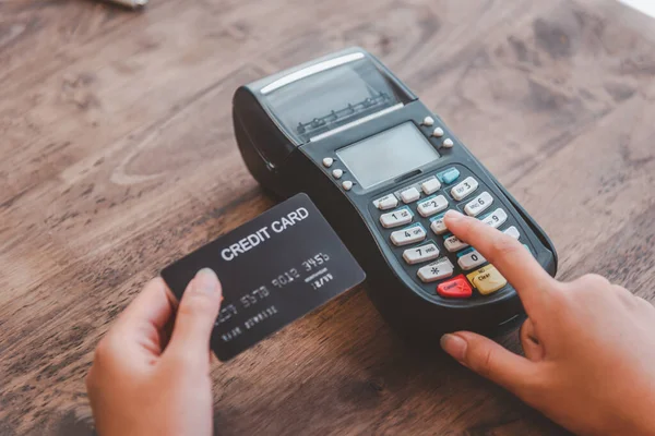 Оплата Кредитной Картой Покупка Продажа Продуктов Помощью Кредитного Автомата — стоковое фото