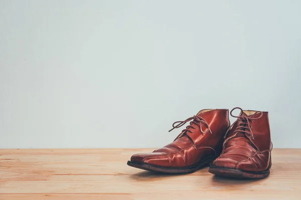 Zapatos Marrones Para Hombre Suelo Madera — Foto de Stock