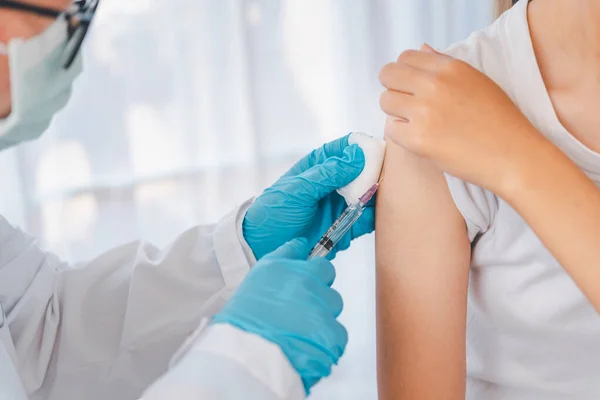医師は現在 腕を注射して患者を治療しています ウイルスの予防と治療のための予防接種または薬 — ストック写真