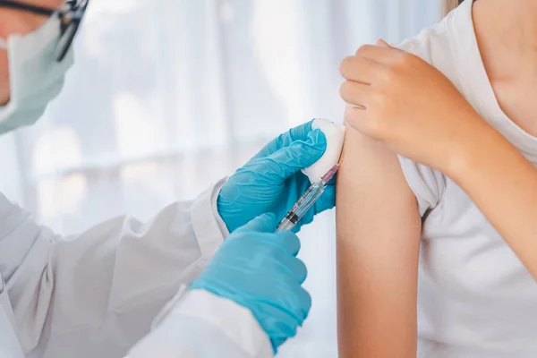 Doktor şu anda kollarını kullanarak hastaları tedavi ediyor. Virüsleri önlemek ve tedavi etmek için aşı ya da ilaç.