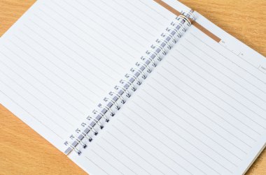 Kayın ahşap zemin üzerinde beyaz açık defter