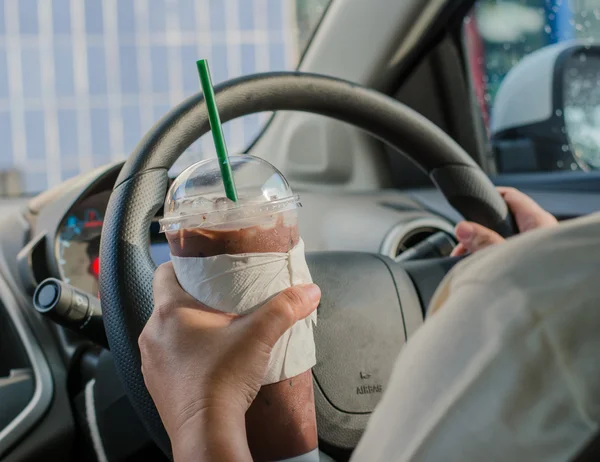 Концепция транспортного средства - человек, пьющий кофе за рулем автомобиля — стоковое фото