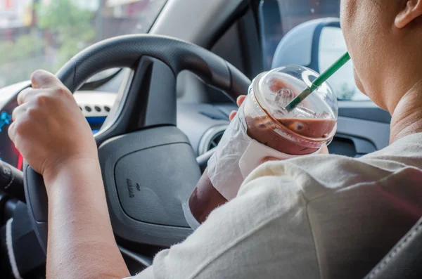 Conceito de veículo - homem bebendo café enquanto dirige o carro — Fotografia de Stock