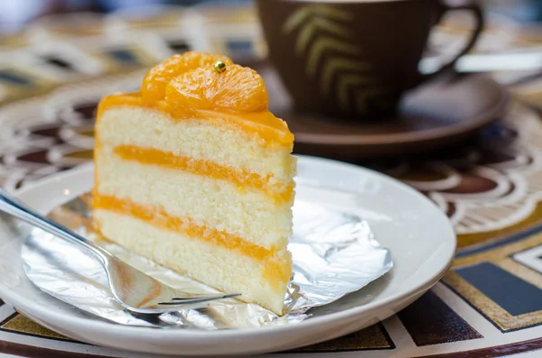 Oranje taart op een tafel — Stockfoto