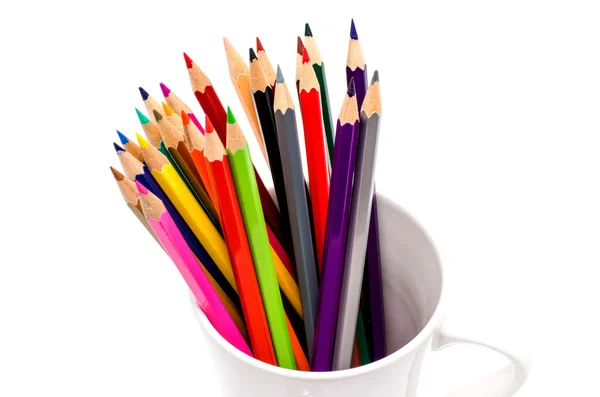Pila de lápices de colores en un vaso sobre fondo blanco — Foto de Stock