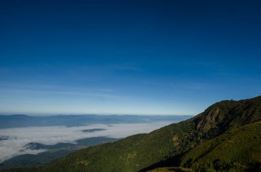 Deniz sis güzel yüksek dağ, bakış 