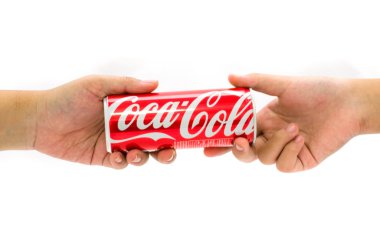 Lamphun, Tayland - 18 Kasım, 2014:Handle kola kutular, Coca-Cola üzerinde 