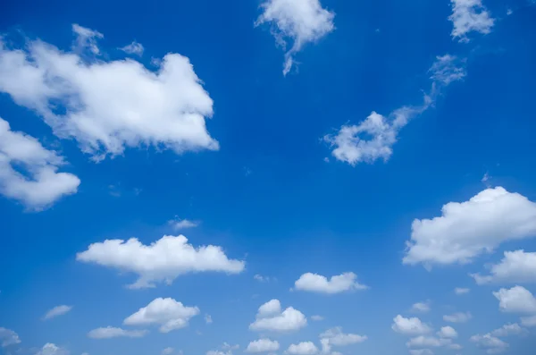 CLOUDS ในสีฟ้า SKY — ภาพถ่ายสต็อก