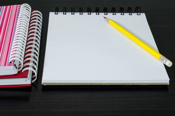 Libreta en blanco con lápiz sobre mesa de madera — Foto de Stock