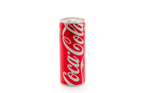 LÁNFUN, TAILANDIA - 18 DE NOV DE 2014: Coca-Cola sobre fondo blanco — Foto de Stock