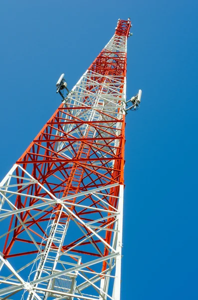 Mobil antenna torony ellen kék ég háttér — Stock Fotó