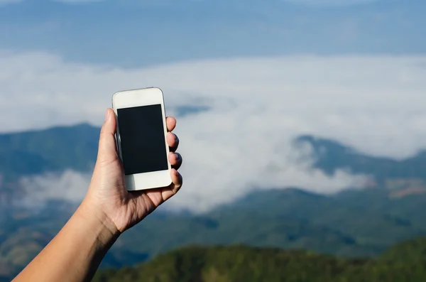 Manipuler le téléphone sur la mer de brouillard — Photo