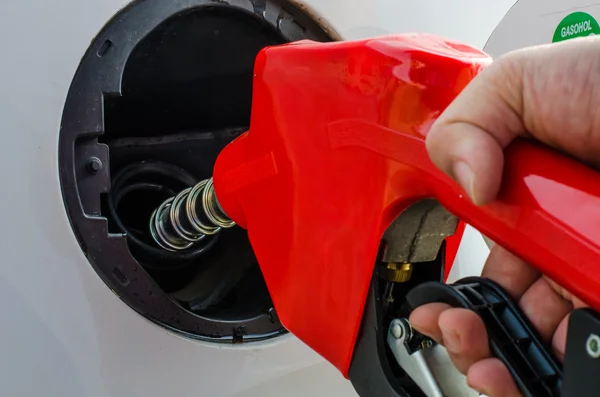 Kraftstoffdüse fügt Kraftstoff im Auto hinzu — Stockfoto