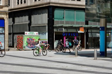 URBAN LANDSCAPE, COVID 19 CARDIFF ŞEHRİ, Yürürken kilitleniyor. Cardiff Şehir Merkezi kapatıldı yollar boş, dükkanlar kapalı, sadece ıssız yolları ve bölgeleri egzersiz için kullanan bisikletçiler var. WALES turistlere kapalı.