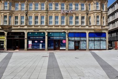 URBAN LANDSCAPE, COVID 19 CARDIFF ŞEHRİ, Yürürken kilitleniyor. Cardiff Şehir Merkezi kapatıldı yollar boş, dükkanlar kapalı, sadece ıssız yolları ve bölgeleri egzersiz için kullanan bisikletçiler var. WALES turistlere kapalı.