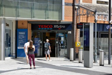 URBAN LANDSCAPE, COVID 19 CARDIFF ŞEHRİ, Yürürken kilitleniyor. Cardiff Şehir Merkezi kapatıldı yollar boş, dükkanlar kapalı, sadece ıssız yolları ve bölgeleri egzersiz için kullanan bisikletçiler var. WALES turistlere kapalı.