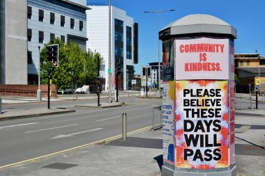 URBAN LANDSCAPE, COVID 19 CARDIFF ŞEHRİ, Yürürken kilitleniyor. Cardiff Şehir Merkezi kapatıldı yollar boş, dükkanlar kapalı, sadece ıssız yolları ve bölgeleri egzersiz için kullanan bisikletçiler var. WALES turistlere kapalı.