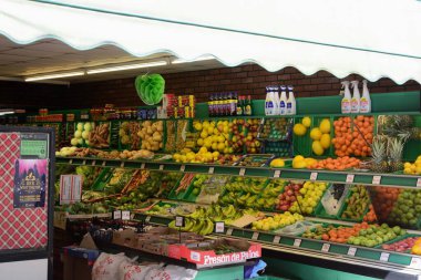 Galler hükümeti, virüsün Noel 'den önce yayılmasını yavaşlatmak için devre kesici bir kilit planlıyor. Gereksiz tüm dükkanlar kapalı ve gereksiz seyahatler yasaklanmıştır. Barry Adası 'nın plajları, parkları ve turistik noktaları yine boş..