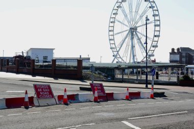 Galler hükümeti, virüsün Noel 'den önce yayılmasını yavaşlatmak için devre kesici bir kilit planlıyor. Gereksiz tüm dükkanlar kapalı ve gereksiz seyahatler yasaklanmıştır. Barry Adası 'nın plajları, parkları ve turistik noktaları yine boş..