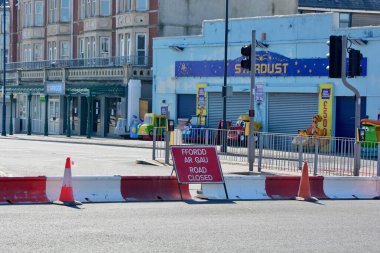 Galler hükümeti, virüsün Noel 'den önce yayılmasını yavaşlatmak için devre kesici bir kilit planlıyor. Gereksiz tüm dükkanlar kapalı ve gereksiz seyahatler yasaklanmıştır. Barry Adası 'nın plajları, parkları ve turistik noktaları yine boş..
