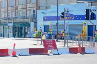 Galler hükümeti, virüsün Noel 'den önce yayılmasını yavaşlatmak için devre kesici bir kilit planlıyor. Gereksiz tüm dükkanlar kapalı ve gereksiz seyahatler yasaklanmıştır. Barry Adası 'nın plajları, parkları ve turistik noktaları yine boş..