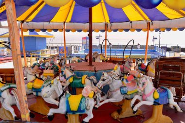 Galler hükümeti, virüsün Noel 'den önce yayılmasını yavaşlatmak için devre kesici bir kilit planlıyor. Gereksiz tüm dükkanlar kapalı ve gereksiz seyahatler yasaklanmıştır. Barry Adası 'nın plajları, parkları ve turistik noktaları yine boş..