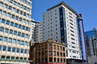 URBAN LANDSCAPE, COVID 19 CARDIFF ŞEHRİ, Yürürken kilitleniyor. CARDIFF / WALES 2020: COVID 19 perakende sektörü kapatılmaya devam ediyor, yollar boş, dükkanlar kapalı, sadece ıssız yolları ve bölgeleri egzersiz için kullanan bisikletçiler. 