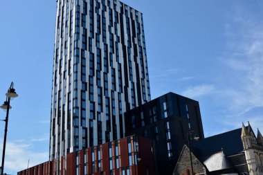 URBAN LANDSCAPE, COVID 19 CARDIFF ŞEHRİ, Yürürken kilitleniyor. CARDIFF / WALES 2020: COVID 19 perakende sektörü kapatılmaya devam ediyor, yollar boş, dükkanlar kapalı, sadece ıssız yolları ve bölgeleri egzersiz için kullanan bisikletçiler. 