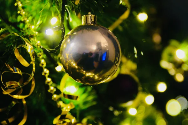Decorações Natal Prata Bugigangas Roxas Penduradas Uma Árvore Natal Com — Fotografia de Stock