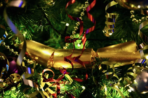 Karácsonyi Dekorációk Ezüst Lila Dísztárgyak Lógnak Egy Karácsonyfán Arany Láncokkal — Stock Fotó
