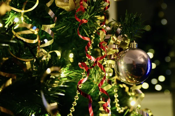 Decoraciones Navideñas Bolas Plata Púrpura Colgadas Árbol Navidad Con Cadenas —  Fotos de Stock