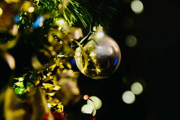Karácsonyi Dekorációk Ezüst Lila Dísztárgyak Lógnak Egy Karácsonyfán Arany Láncokkal — Stock Fotó