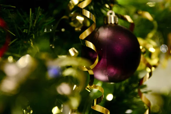 Decorações Natal Prata Bugigangas Roxas Penduradas Uma Árvore Natal Com — Fotografia de Stock
