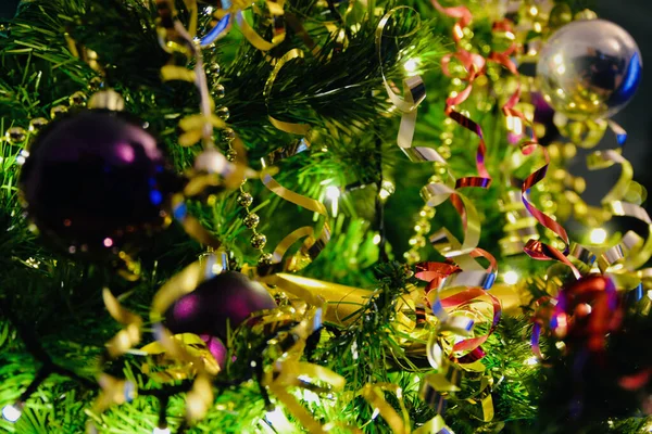 크리스마스 은색과 보라색으로 금고리와 리본이 크리스마스 트리에 매달려 — 스톡 사진