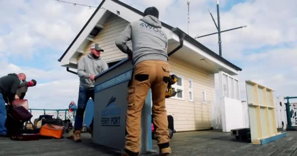 Netflix Filmteam Demontiert Einen Imaginären Fährhafen Penarth Pier Cardiff Wales — Stockvideo