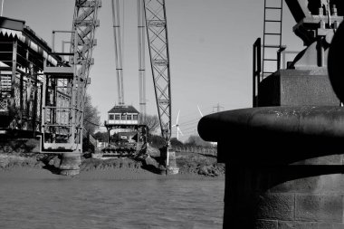 Newport Taşıyıcı Köprüsü, 1902 'de Newport' taki Usk Nehri 'ni geçer ve birinci sınıf olarak listelenmiş bir yapıdır, ana kiriş kirişi 232 metre uzunluğundadır.