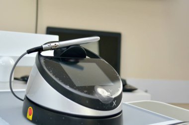 Ultra modern bir dişçi muayenehanesi. Tedavi odası, güncel teknoloji için dişçi ekipmanı ve araç gereç kullanıyor. Oda aydınlık, aydınlık ve hijyenik..