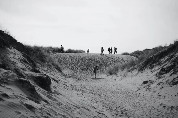 Merthir Mawr砂丘と自然保護区 若者たちは再び会うのを楽しみ 砂丘を越えてビーチに行き バックパック サーフボード 一日の軽食を楽しめます — ストック写真