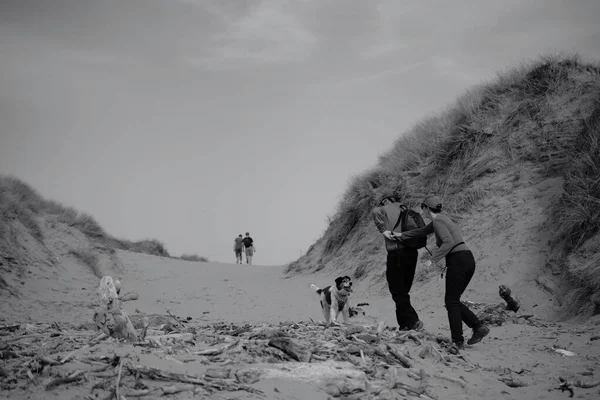 Merthyr Mawr沙丘和自然保护区 年轻人喜欢彼此重逢 带着背包 冲浪板和一天的点心穿过沙丘去海滩 — 图库照片