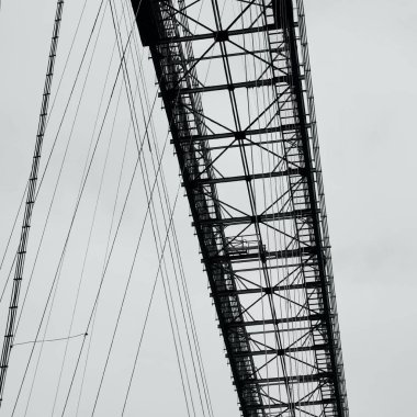 Newport Taşıyıcı Köprüsü 'nün Newport' ta 1902 yılında inşa edilen bir bölümünün siyah ve beyaz yakın plan görüntüsü Newport 'ta Usk Nehri' ni geçer ve birinci sınıf olarak listelenmiş bir yapıdır, ana kiriş kirişi 232 metre uzunluğundadır.