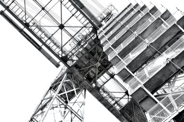 Newport Taşıyıcı Köprüsü 'nün Newport' ta 1902 yılında inşa edilen bir bölümünün siyah ve beyaz yakın plan görüntüsü Newport 'ta Usk Nehri' ni geçer ve birinci sınıf olarak listelenmiş bir yapıdır, ana kiriş kirişi 232 metre uzunluğundadır.