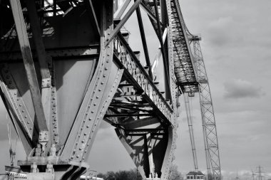 Newport Taşıyıcı Köprüsü 'nün Newport' ta 1902 yılında inşa edilen bir bölümünün siyah ve beyaz yakın plan görüntüsü Newport 'ta Usk Nehri' ni geçer ve birinci sınıf olarak listelenmiş bir yapıdır, ana kiriş kirişi 232 metre uzunluğundadır.