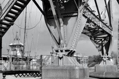 Newport Taşıyıcı Köprüsü 'nün Newport' ta 1902 yılında inşa edilen bir bölümünün siyah ve beyaz yakın plan görüntüsü Newport 'ta Usk Nehri' ni geçer ve birinci sınıf olarak listelenmiş bir yapıdır, ana kiriş kirişi 232 metre uzunluğundadır.