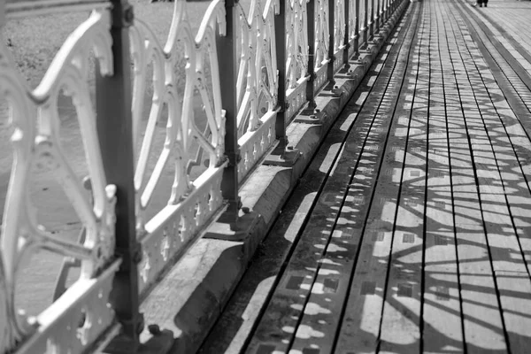 Monochrome Foto Van Oude Victoriaanse Pier Promenade Het Zonlicht Stroomt — Stockfoto