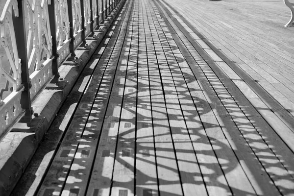Monochrome Foto Van Oude Victoriaanse Pier Promenade Het Zonlicht Stroomt — Stockfoto