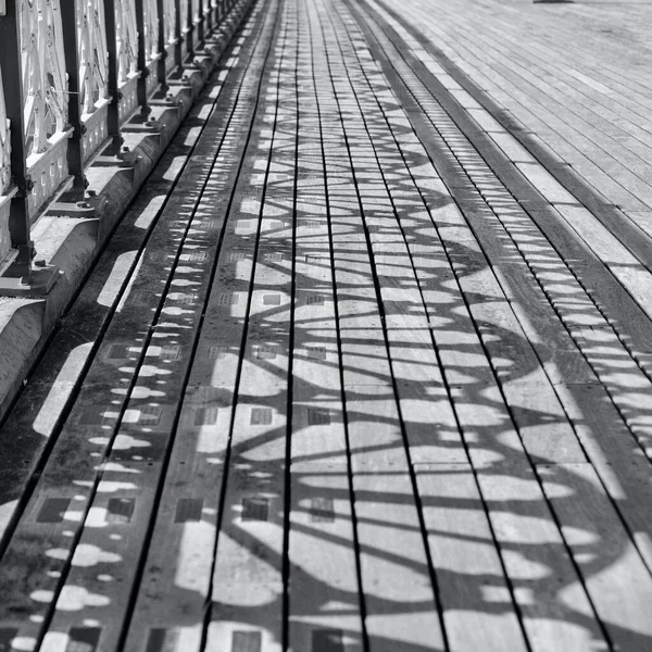Monochrome Foto Van Oude Victoriaanse Pier Promenade Het Zonlicht Stroomt — Stockfoto