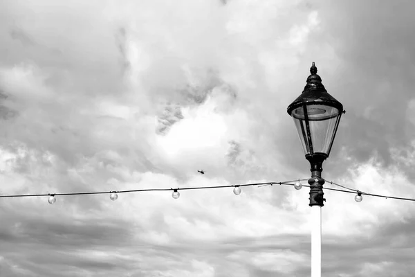 Stara Lampa Uliczna Vintage Lampki Strunowe Wzdłuż Promenady Wiktoriańskiego Nadmorskiego — Zdjęcie stockowe