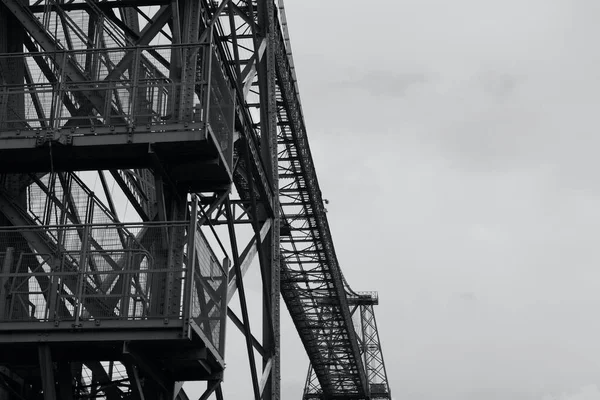 Czarno Biały Obraz Zbliżeniowy Odcinka Newport Transporter Bridge Zbudowany 1902 — Zdjęcie stockowe