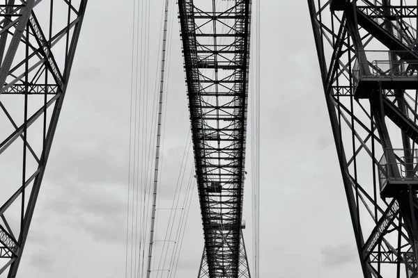 1902年に建設されたニューポート トランスポーター橋の一部の黒と白のクローズアップ画像はニューポートのウスク川を横断し 片持ち式のセクションを持つグレード1のリスト構造であり 主桁トラスは全長232Mを提供します — ストック写真